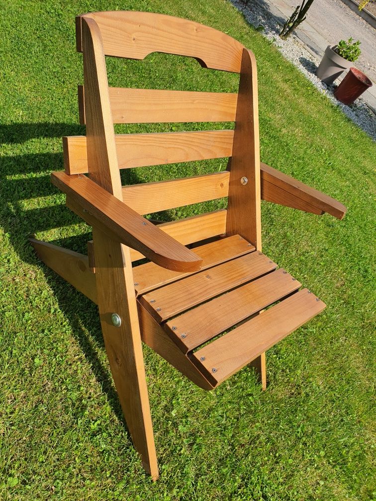 Komplet drewnianych krzeseł ogrodowych ze stolikiem
