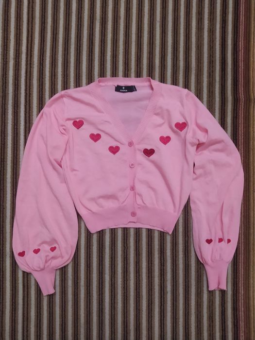 Sweter z bufiastymi rękawami w haftowane serduszka krótki rozpinany