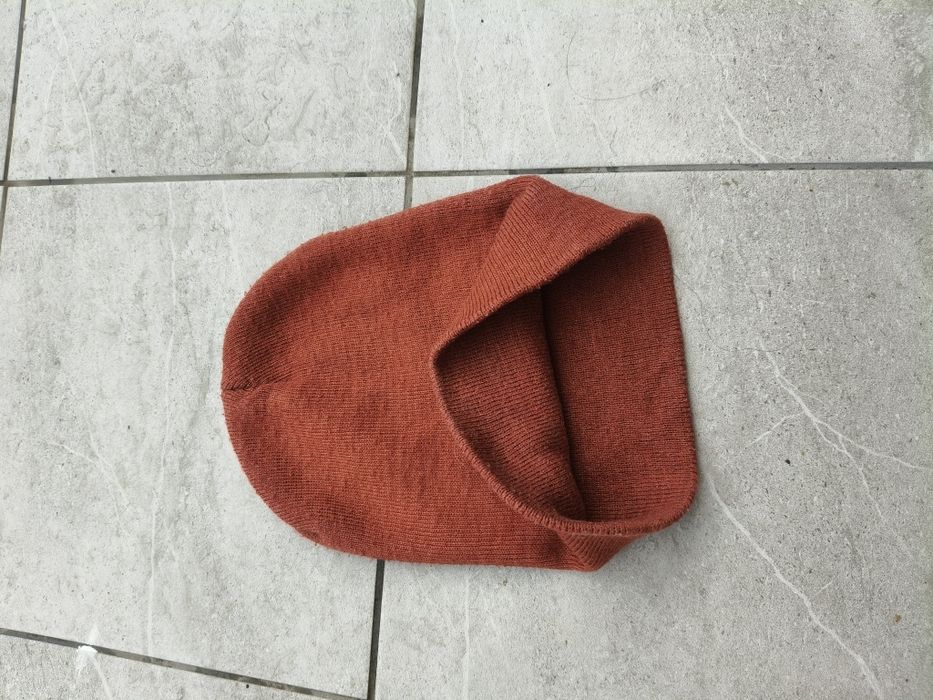 Koralowa czapa zimowa Bershka apreski