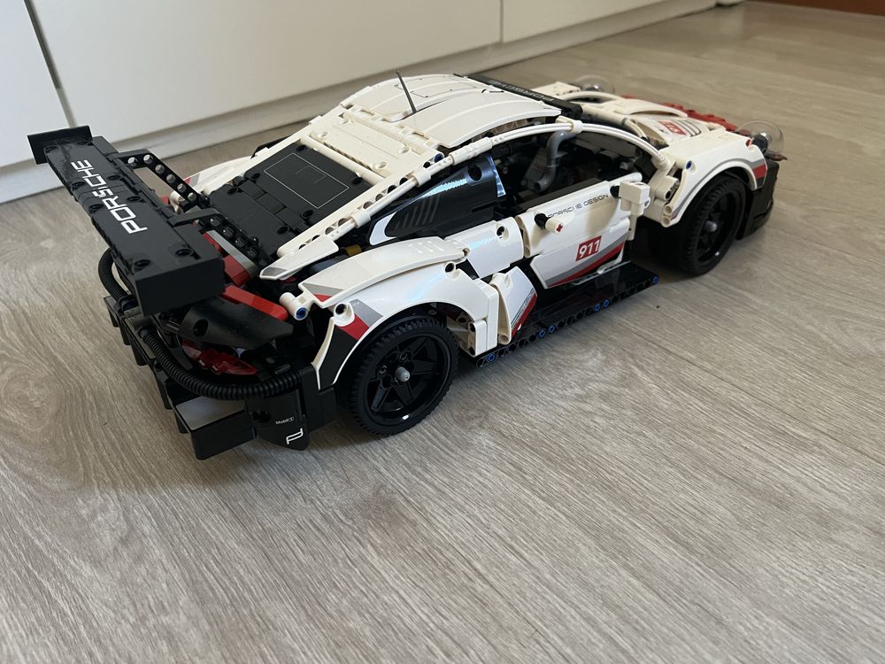 Porsche 911 RSR.