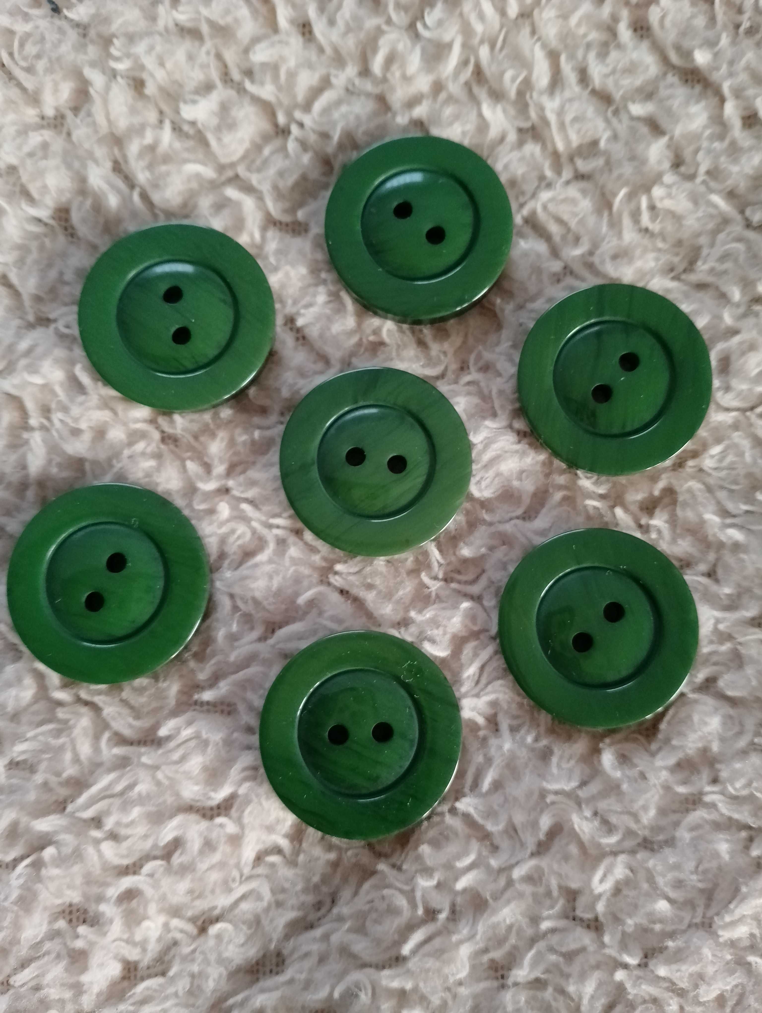 Zielone plastikowe guziki