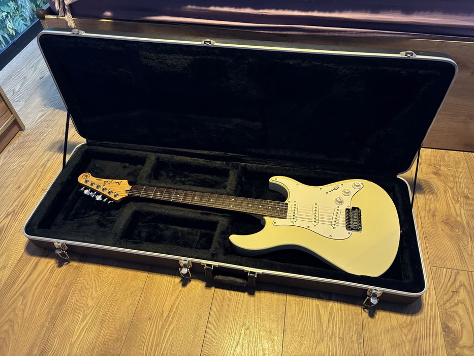 Gitara elektryczna Yamaha Pacifica 112 + twardy case