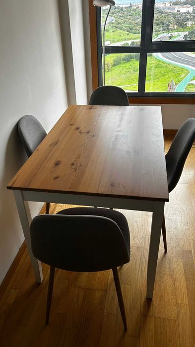 Mesa de jantar + conjunto de cadeiras acolchoadas