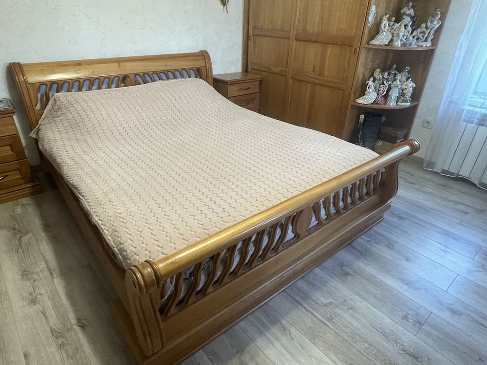 продається кровать виготовлена із черешні.