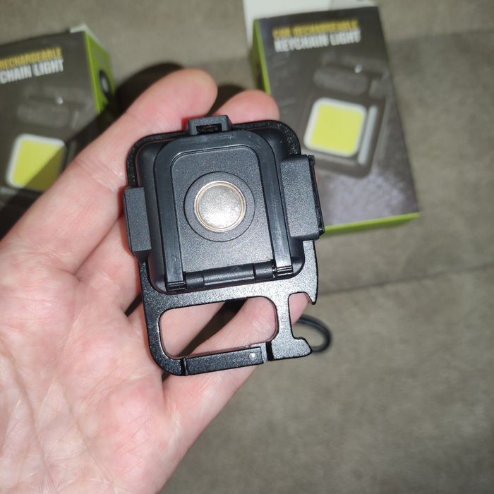 Фонарик карманный с карабином