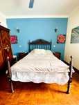 Cama antiga de corpo e meio