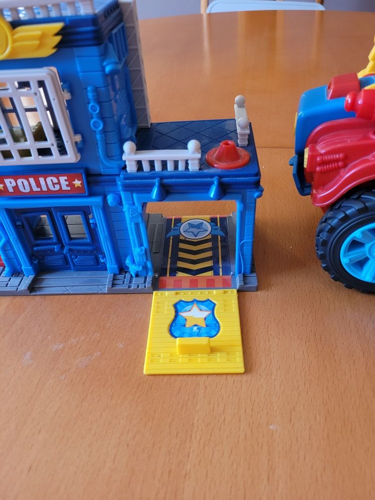 Super Zings pojazdy i posterunek policji.