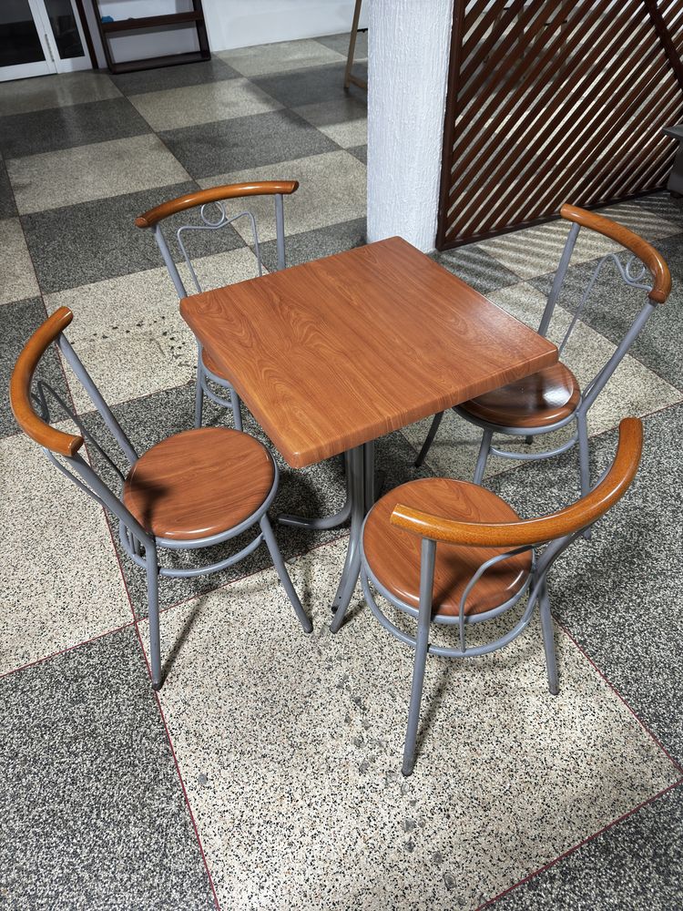 Conjunto de cadeiras e mesa