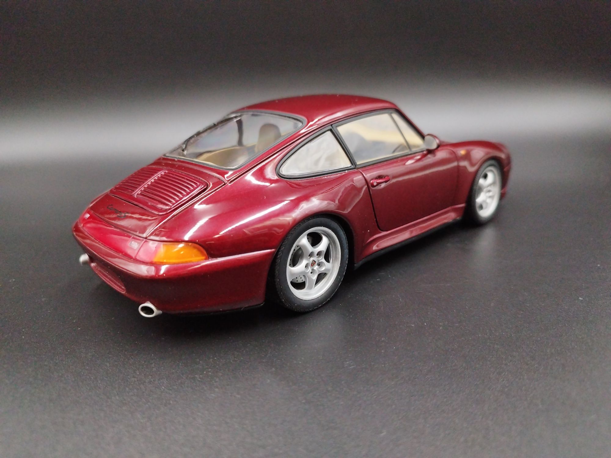 1:18 UT Models Porsche 911  Carrera S  model używany