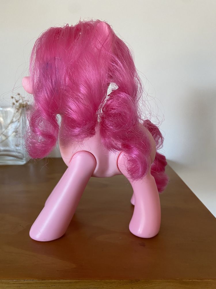 Boneca interativa my little pony pinkie pie emite sons