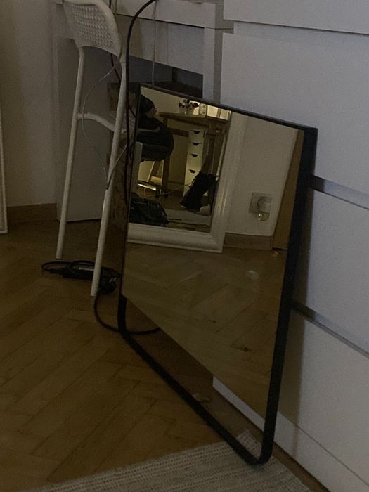 Lustro z czarną ramą