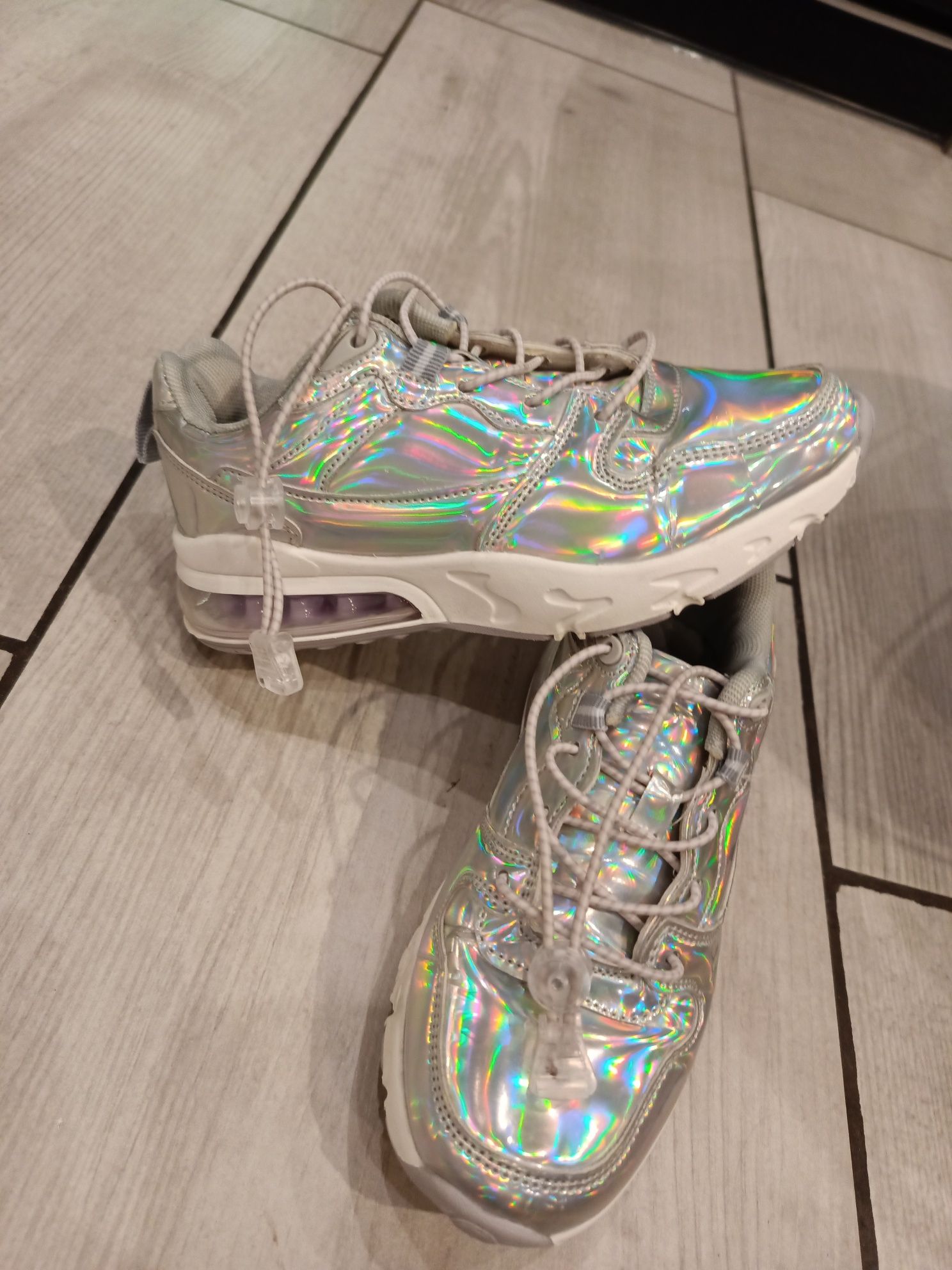 Buty sportowe Reserved 33 holo