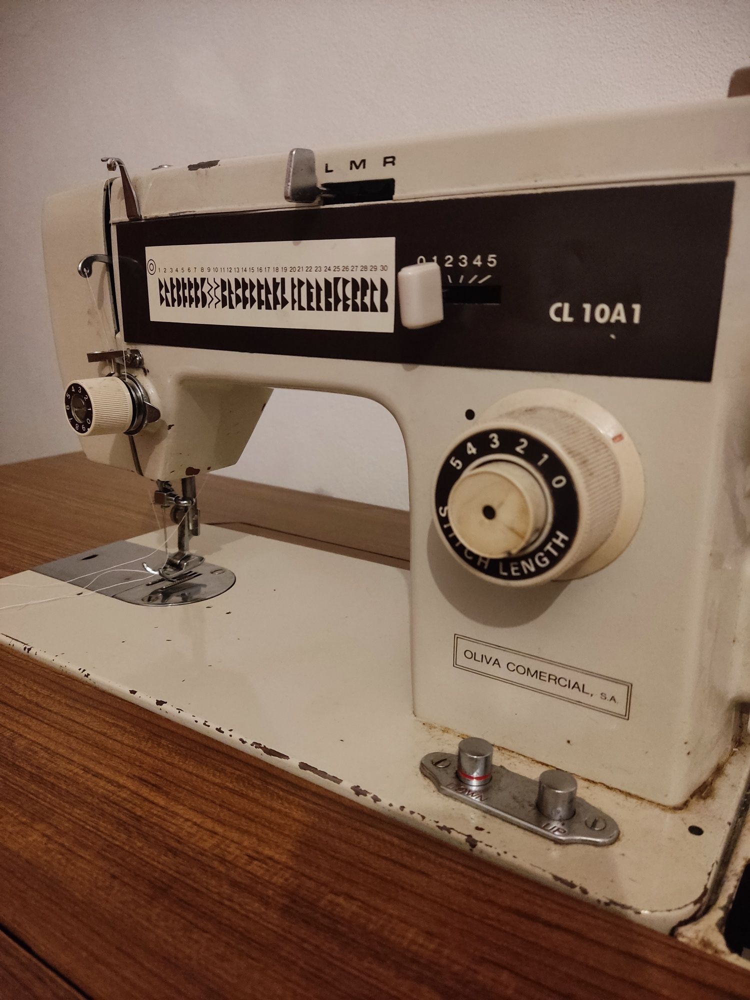 Máquina de costura Oliva + Mesa de suporte (a trabalhar)