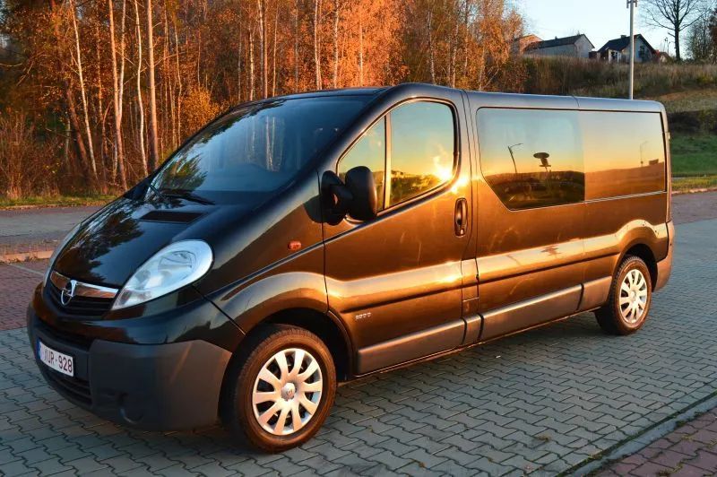 Opel Vivaro 2,0 D_115 KM_6 osób_klima_czujniki park_HAK_2 kpl opon zima