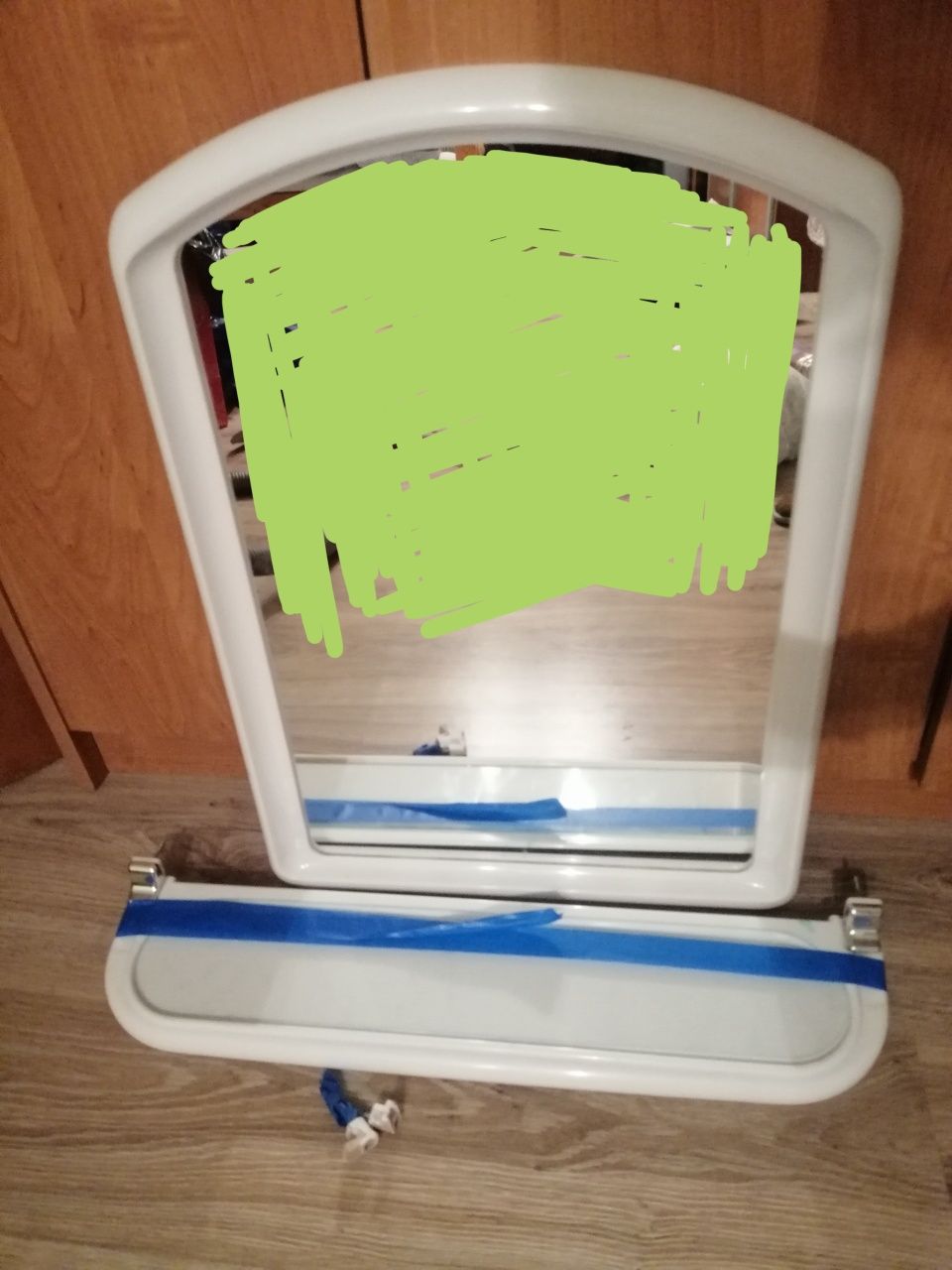 Lustro łazienkowe z półką