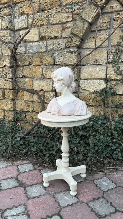 Бюст большой Девушка в косынке, подпись автора,  из Европы.