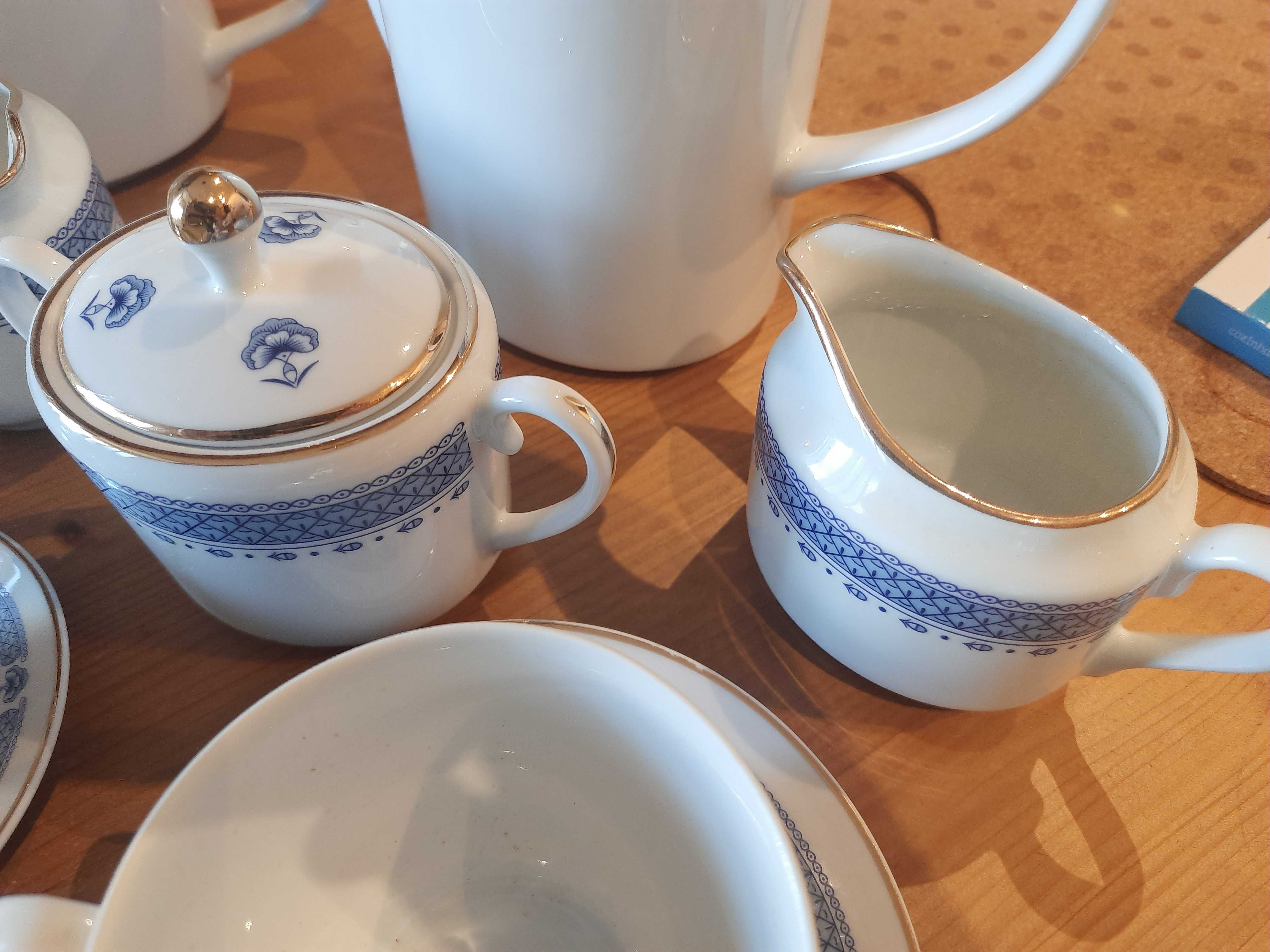 Porcelana de café e chá, com açucareiro, 2 leiteiras e 2 bules.