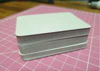 Białe karty 50x78 mm czarny rdzeń 1000szt