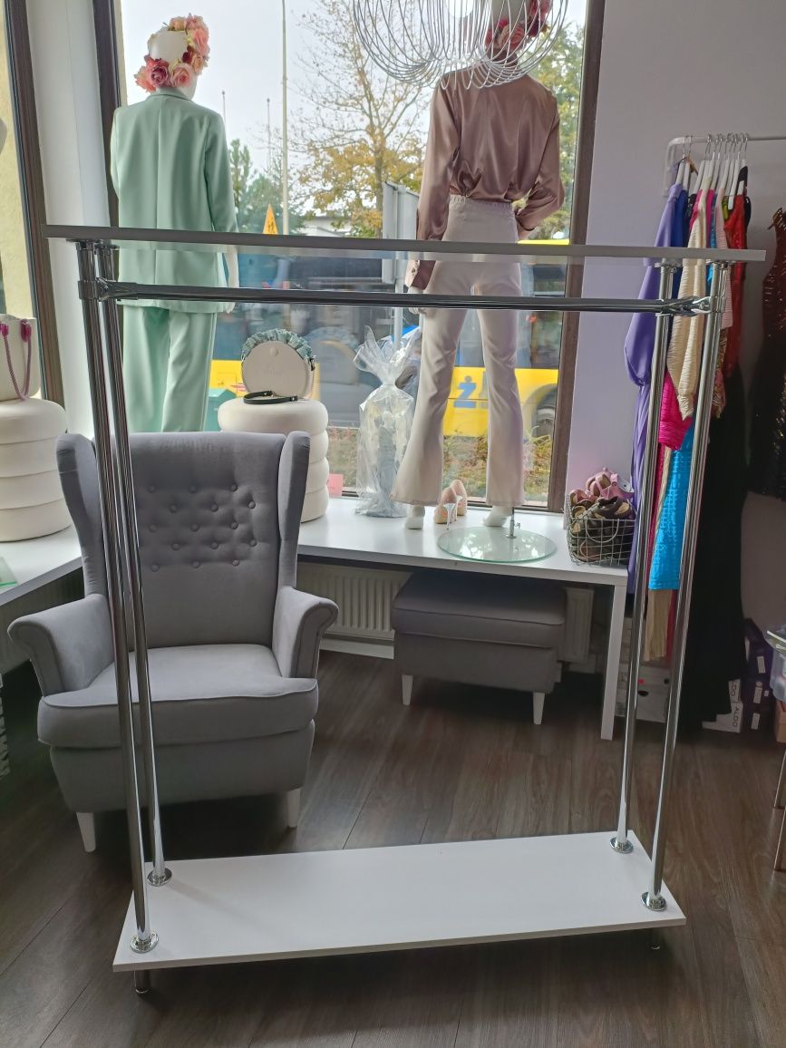 Ostatni Stojak na ubrania , Garderoba
