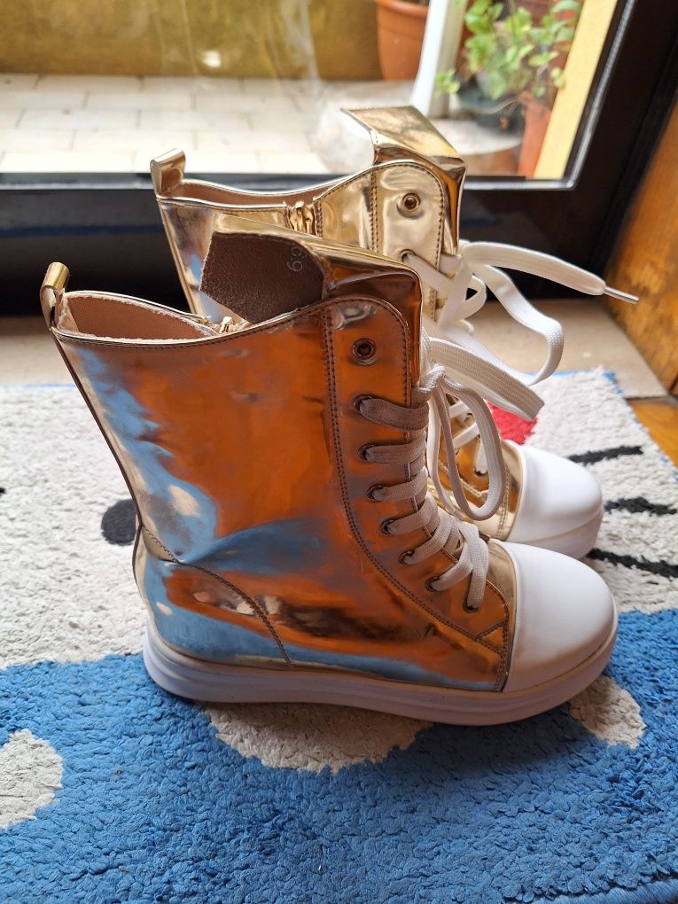Sapatilhas / Botas Douradas SDS T: 40