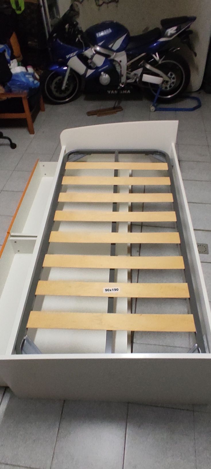 Cama individual com colchão