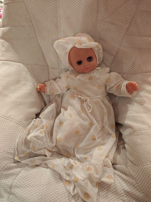 Lalka PRL duża piękna zamyka oczy