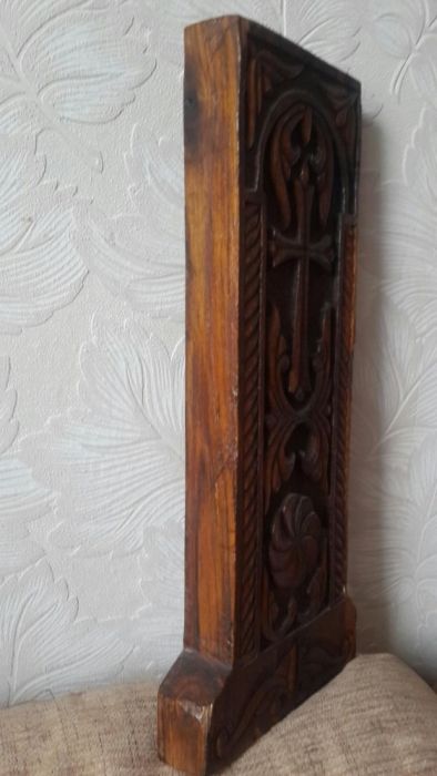 Резной крест из натурального дерева.