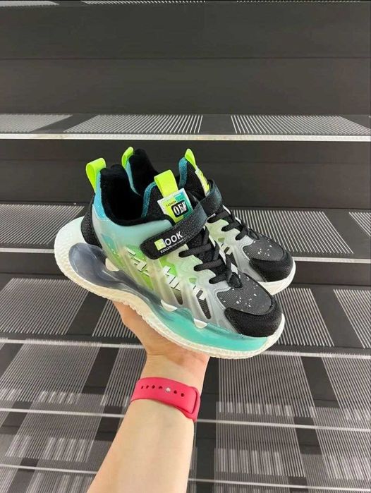 Кросівки на флісі. Виробник Паліамент. Світяться в темний період часу