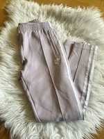 Liliowe spodnie dresowe SST Adidas