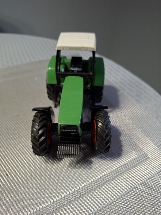Siku traktor skala 1:24