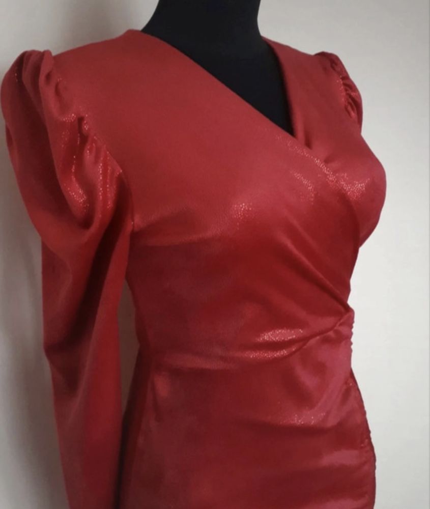 Czerwona welurowa sukienka
