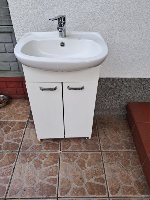 Umywalka z bateria i szafka
