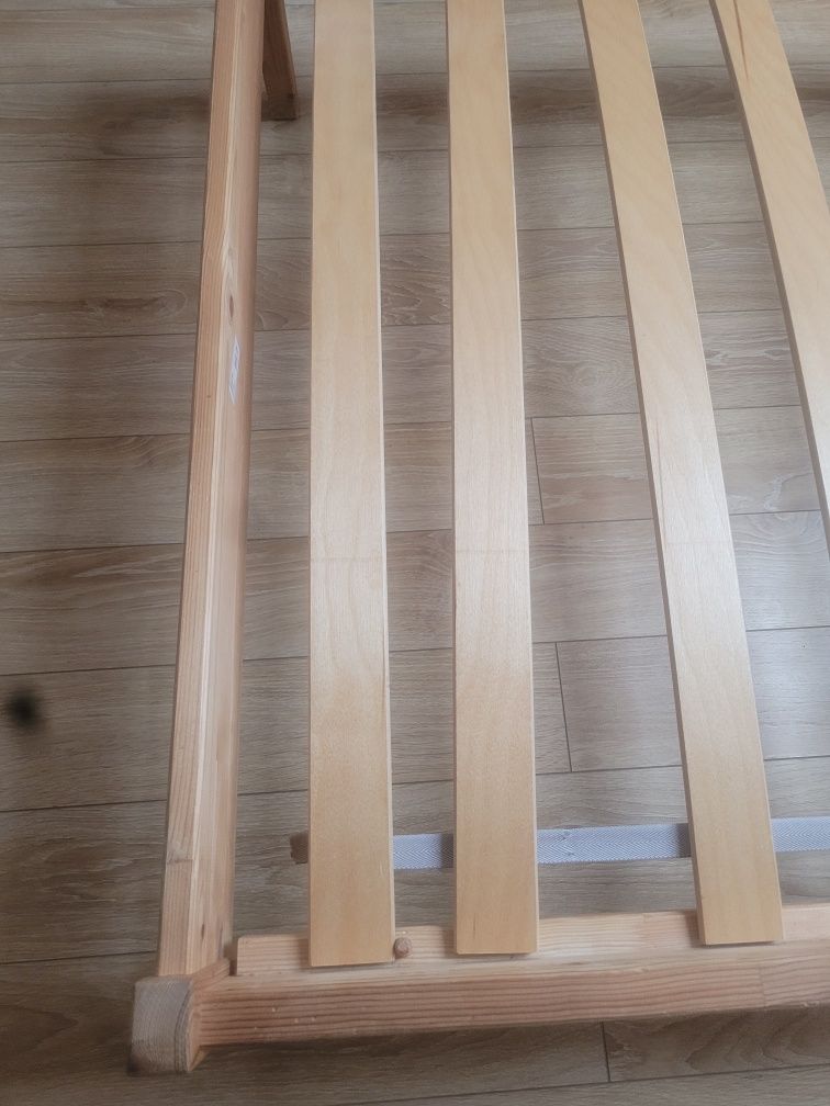 Drewniana rama łóżka Ikea fjellse