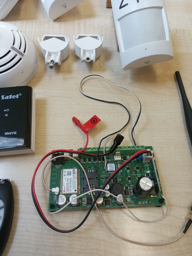 Alarm SATEL - centralka, manipulator, 8 czujek, 1 dymowa, sprawne