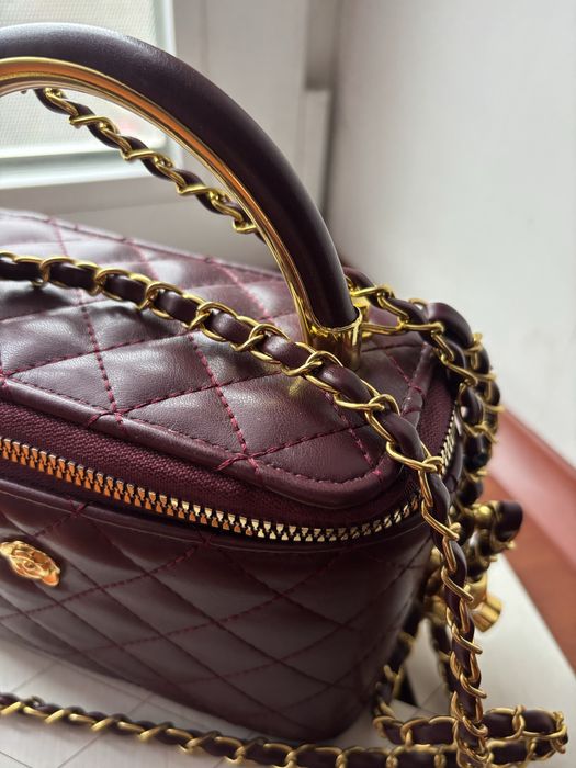 Бордова жіноча сумка-кейс із золотистою фурнітурою