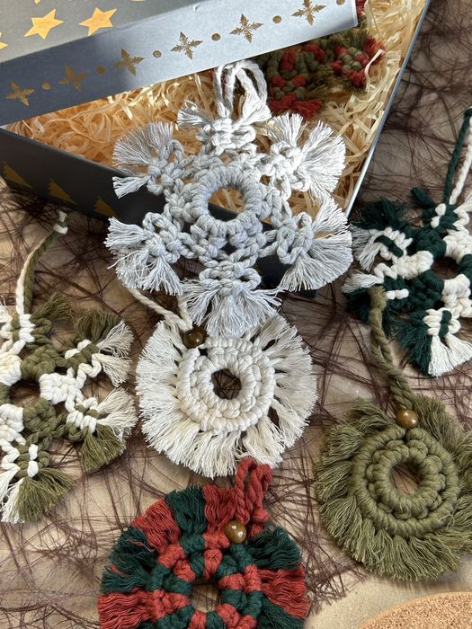 Ялинкові різдвяні макраме прикраси