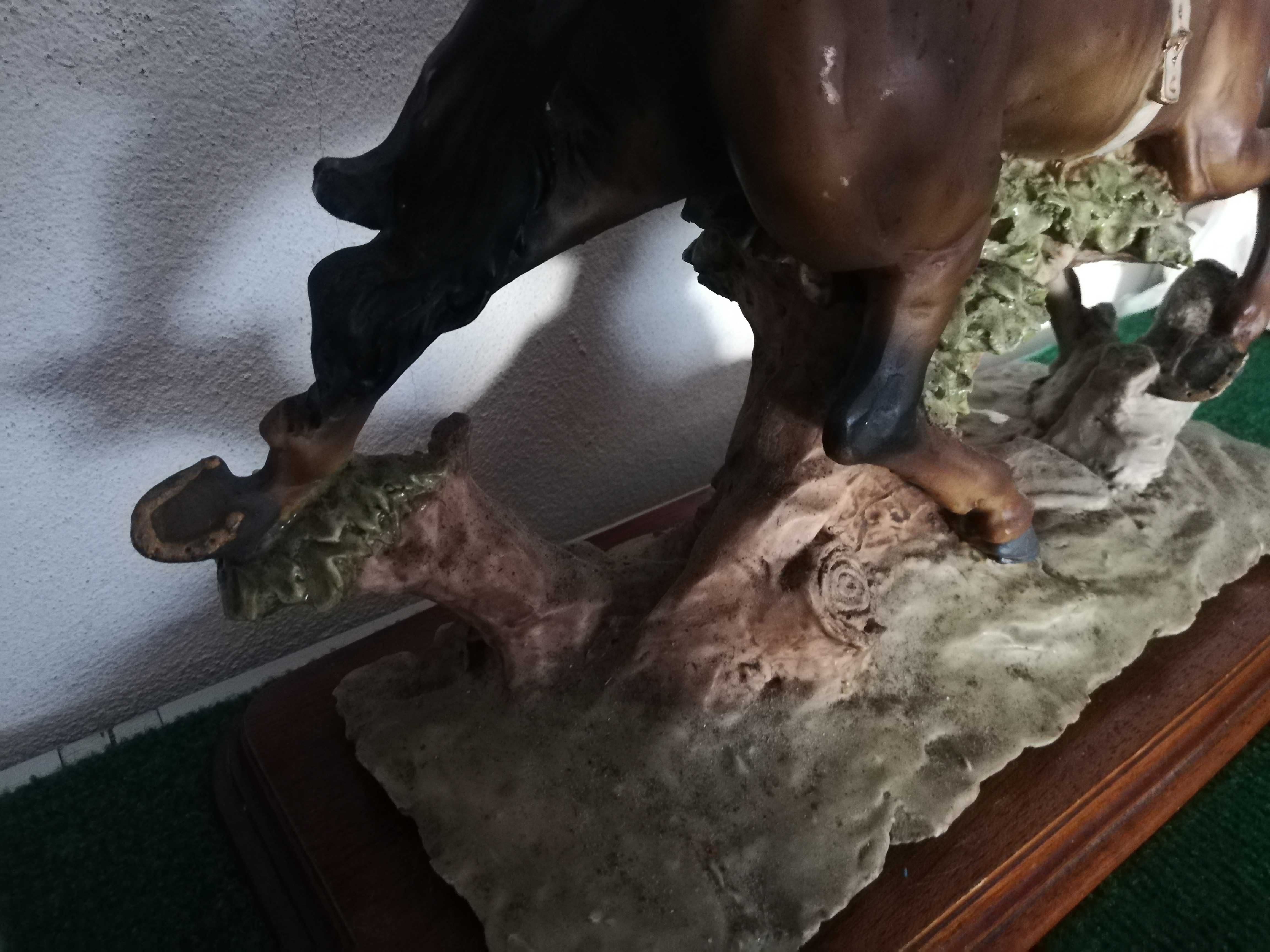 Estatueta com base de madeira