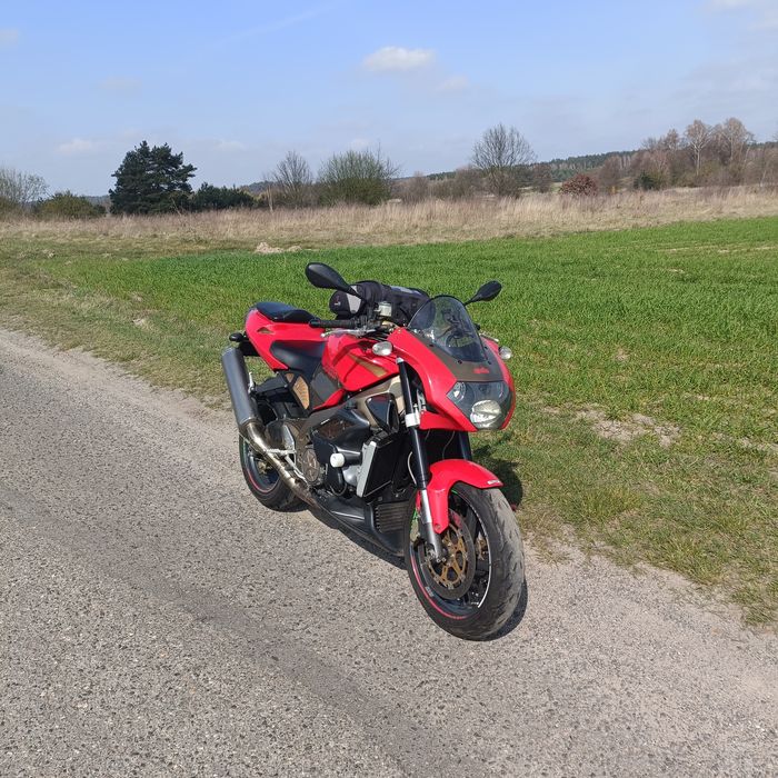 Sprzedam  Aprilia Tuono Rsv 1000  w stanie idealny