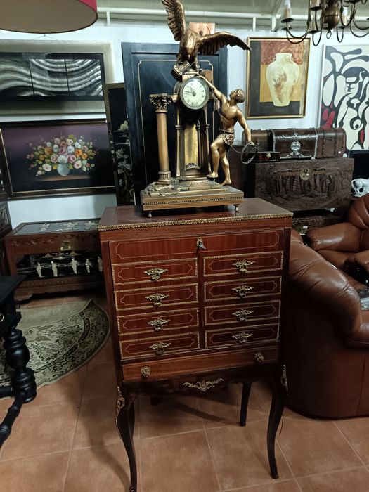 Móvel de estilo com ferragens