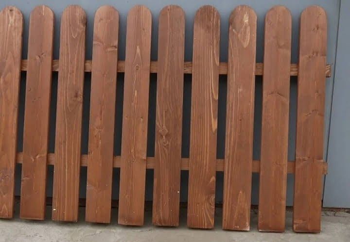 Стол стулья садовая мебель, забор деревянный