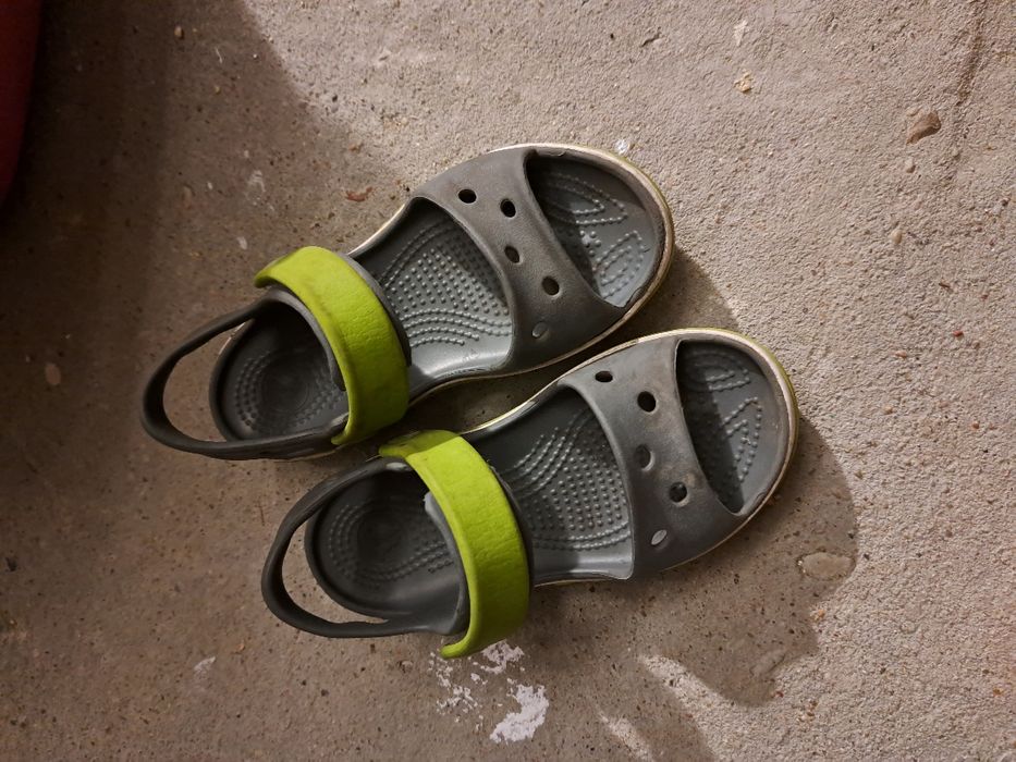 Crocs c 10 szare