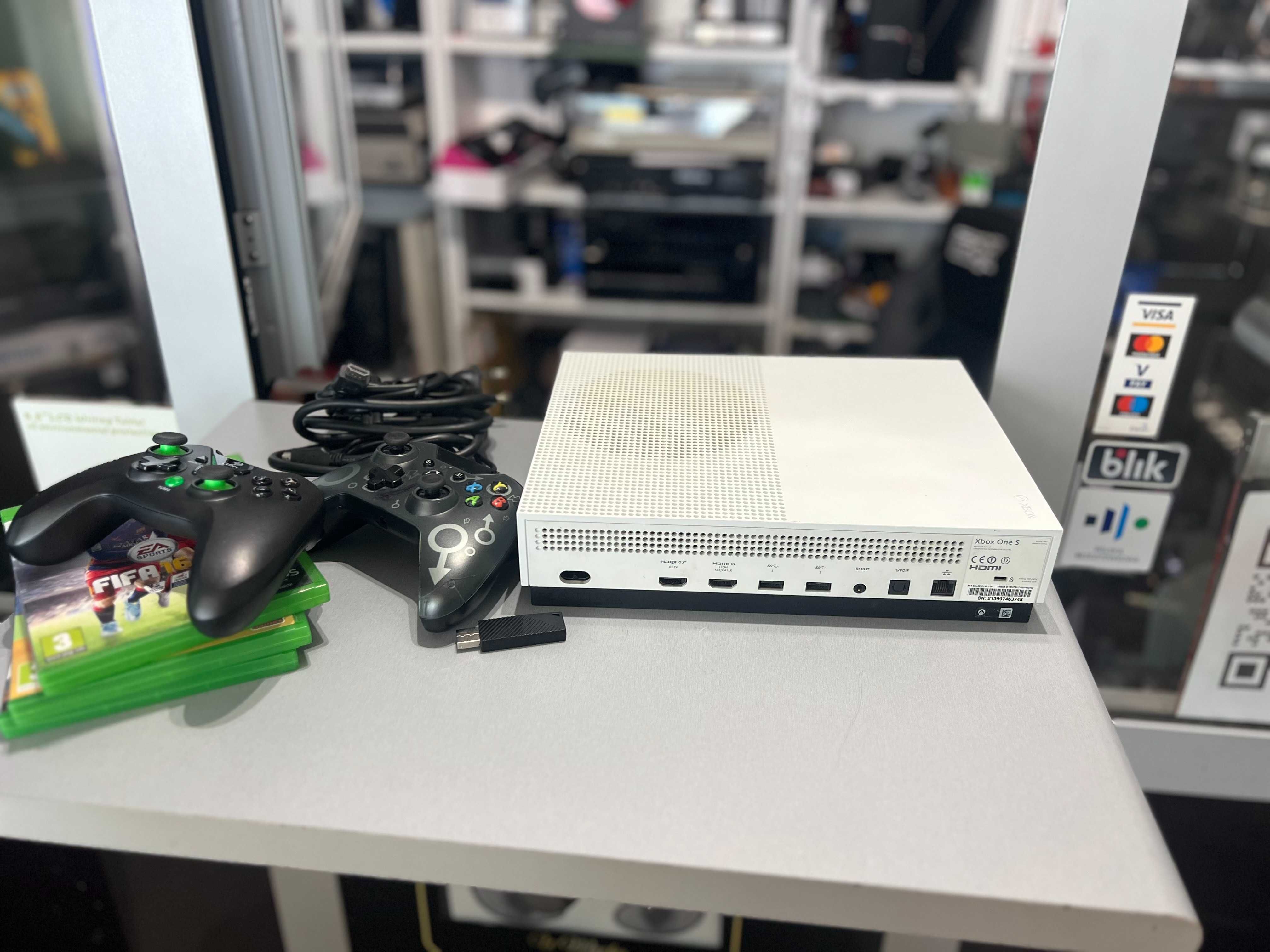 Konsola Xbox One S 500 GB + 2 pady + 3 gry