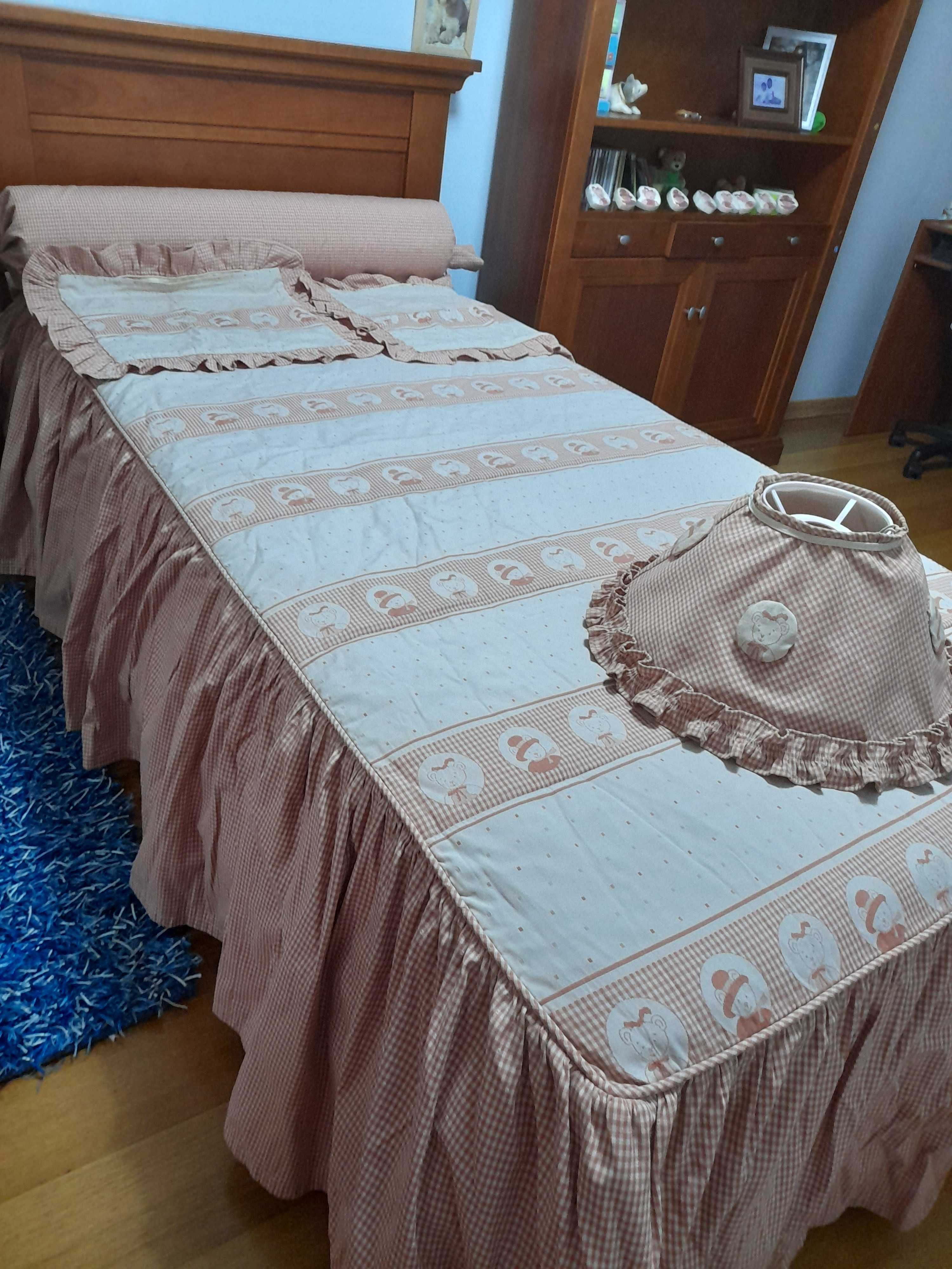 Colcha de cama individual e outros elementos de decoração