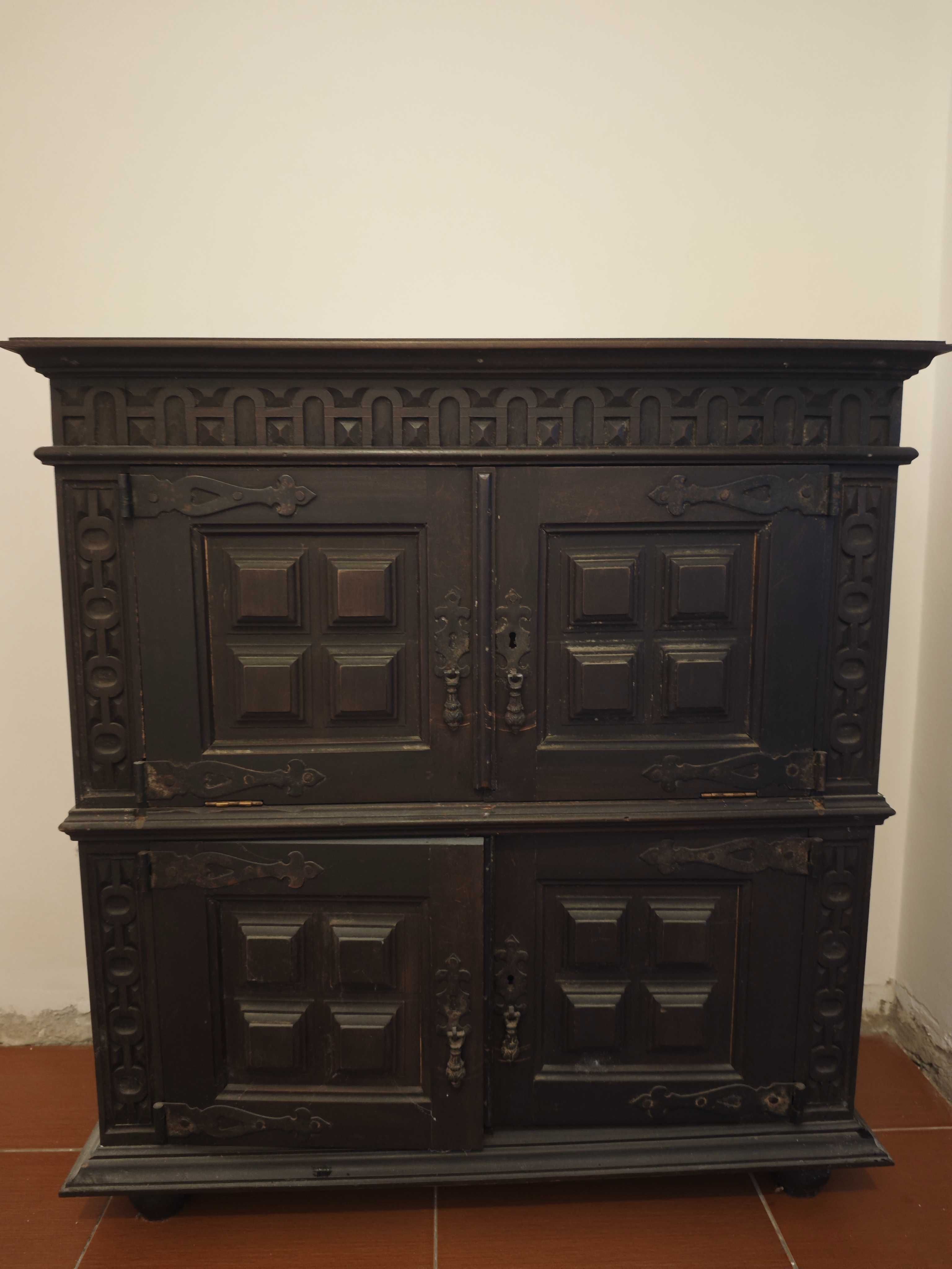 Armário antigo em madeira maciça com entalhes decorativos – vintage