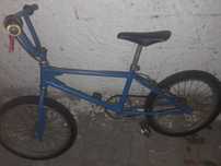 Bicicleta BMX azul 15€