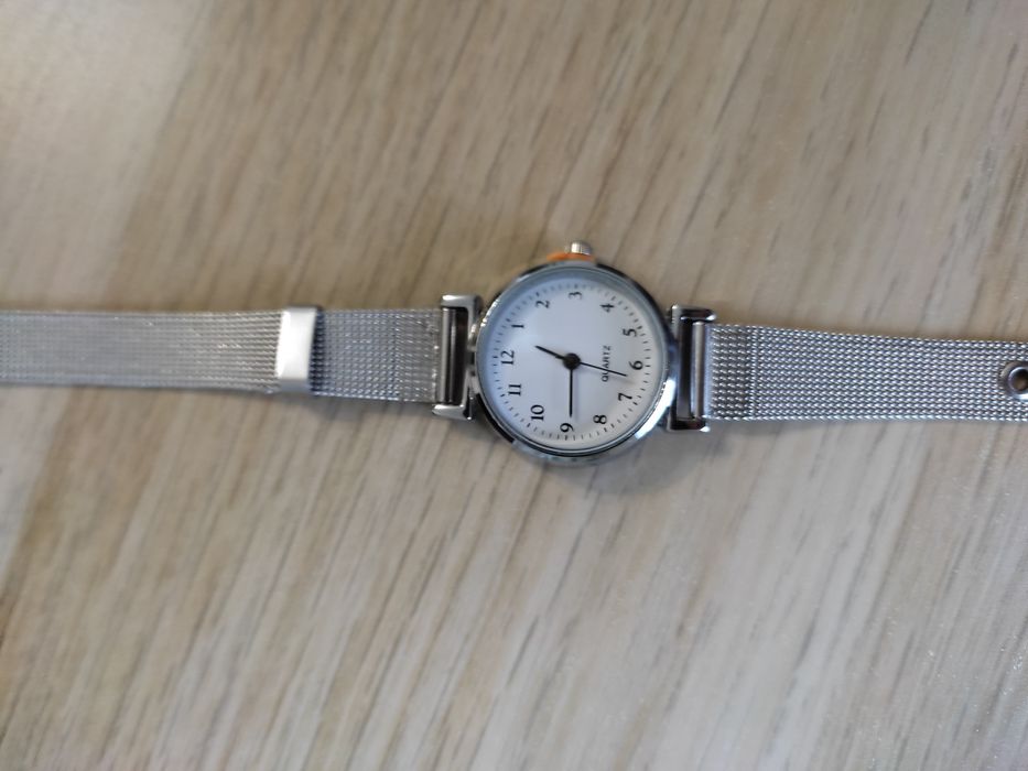 Sprzedam nowy zegarek damski.