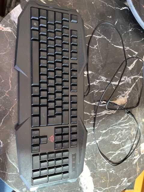 Teclado gaming AVONN com teclas iluminadas GXT 830RW com embalagem