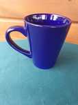 Ceramiczny kubek w kolorze kobaltowym
