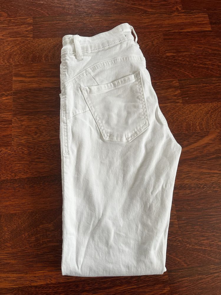 Białe spodnie jeans