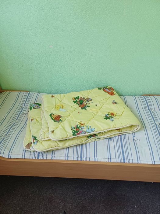 Продам 3 ліжка з матрасом, гірку, килим для садочка, Мольберты